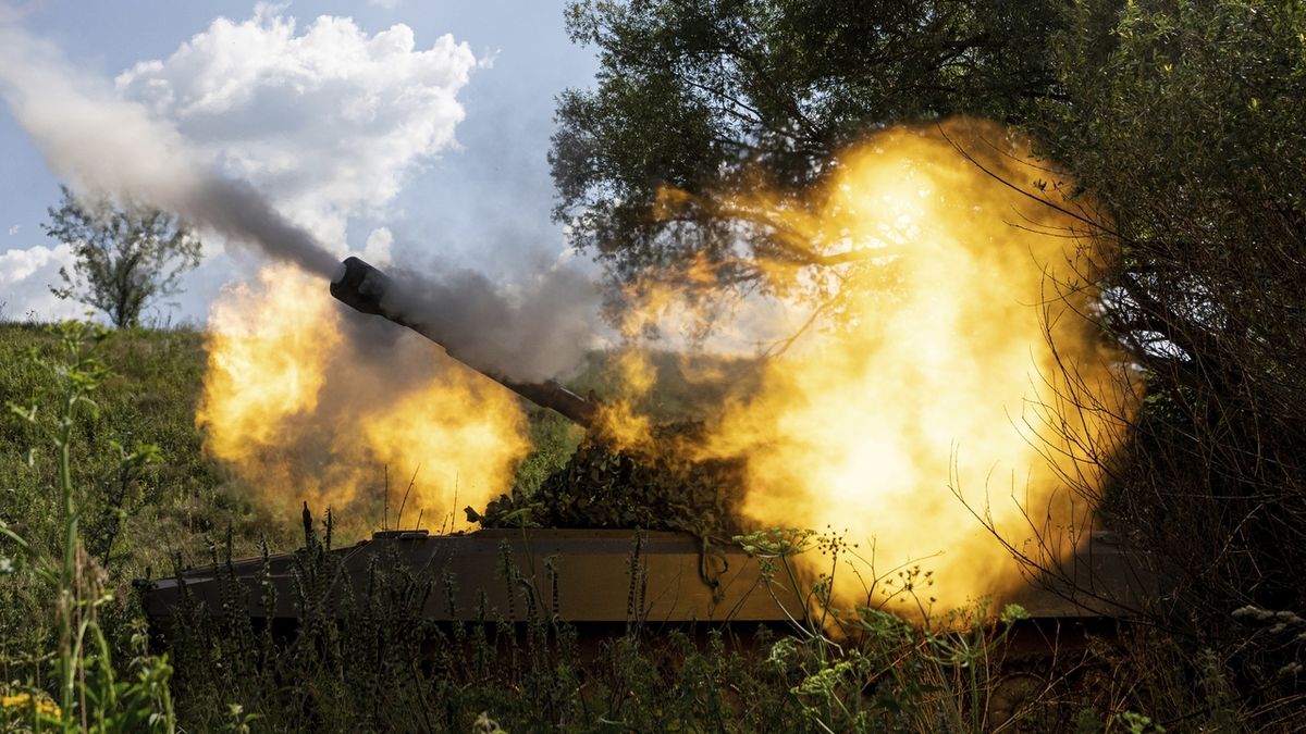 Rusko udržuje další vojáky u hranic s Ukrajinou, na frontě tvrdé střety